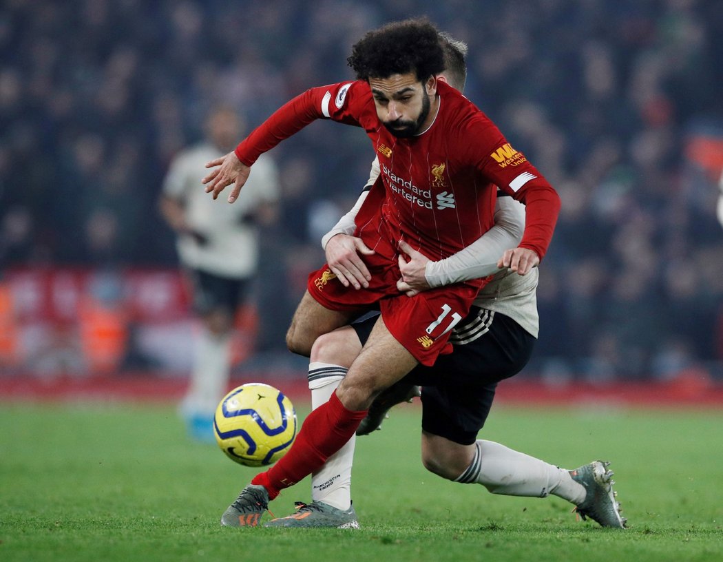 Útočník Liverpoolu Mohamed Salah se snaží prosadit v utkání s Manchesterem United