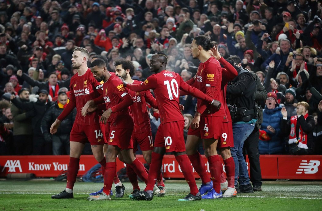 Radost fotbalistů Liverpoolu po brance do sítě Manchesteru United