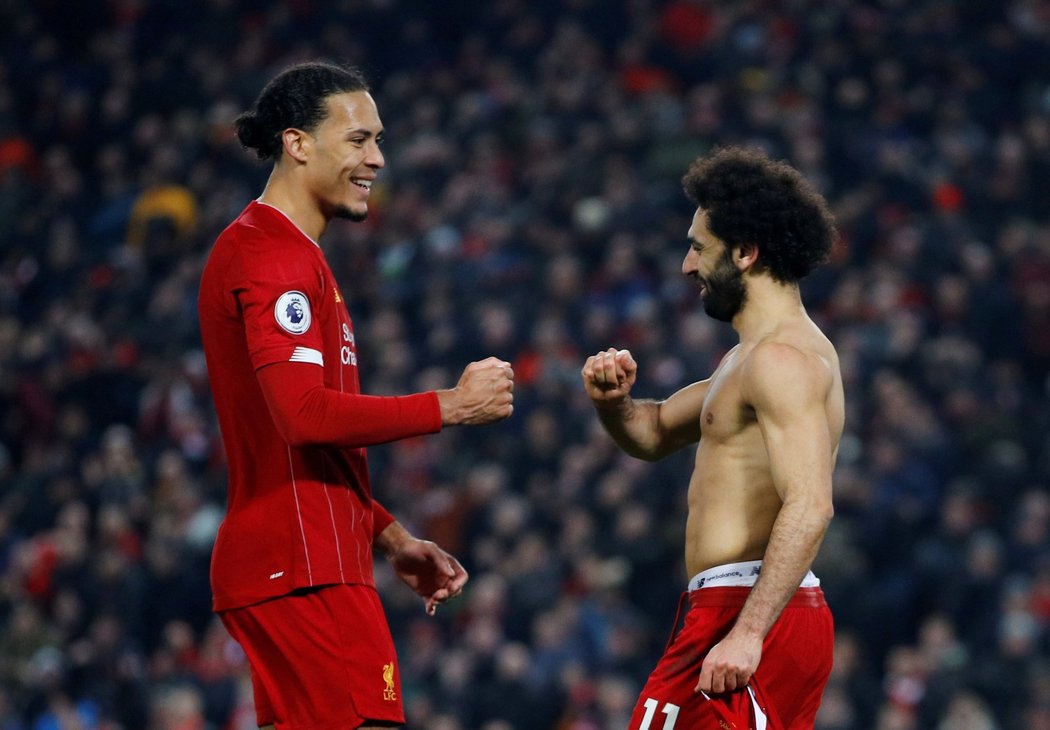 Stoper Lioverpoolu Virgil van Dijk se raduje se střelcem branky proti United Mohamedem Salahem