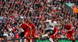 Robin van Persie proměnil penaltu a Manchester United vyhrál na půdě Liverpoolu 2:1