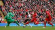 Brankář Liverpoolu Pepe Reina sice vybíhal proti Antoniu Valenciovi z Manchesteru United, ale ještě než mohl gólman ukázat nějaký zákrok, přišel faul Glena Johnsona. A kopala se penalta, z ní Robin van Persie vstřelil rozhodující branku zápasu. Manchester United vyhrál 2:1.