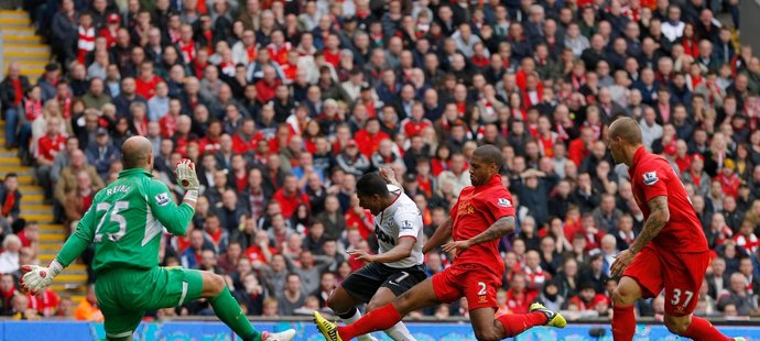 Brankář Liverpoolu Pepe Reina sice vybíhal proti Antoniu Valenciovi z Manchesteru United, ale ještě než mohl gólman ukázat nějaký zákrok, přišel faul Glena Johnsona. A kopala se penalta, z ní Robin van Persie vstřelil rozhodující branku zápasu. Manchester United vyhrál 2:1.