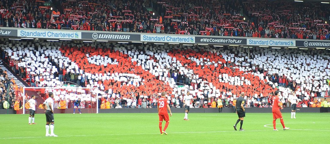 Fanoušci Liverpoolu vzpomínali před zápasem s Manchesterem United na oběti neštěstí ze stadionu Hillsborough