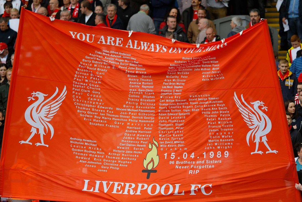 Fanoušci Liverpoolu vzpomínali před zápasem s Manchesterem United na oběti neštěstí ze stadionu Hillsborough