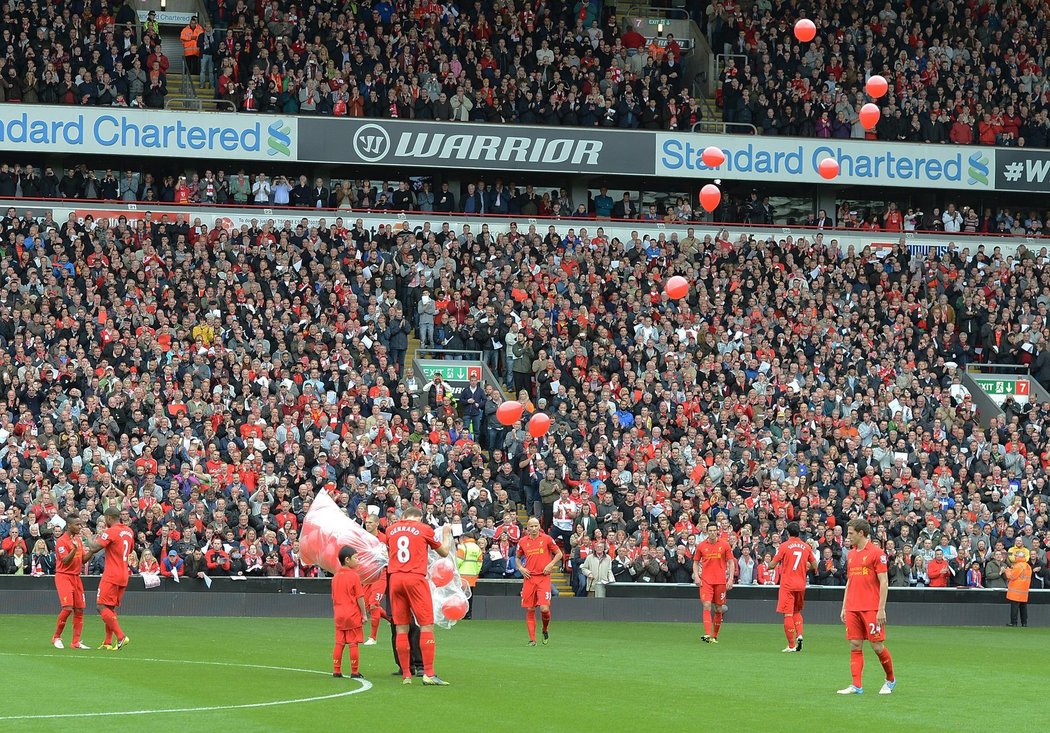 Fotbalový Liverpool vzpomínal před zápasem s Manchesterem United na oběti neštěstí v Hillsborough