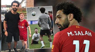 Běžel za Salahem a zlomil si nos! Útočník Liverpoolu dojal kluka svojí reakcí