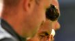 Roberto Firmino je ošetřován po zásahu do oka v duelu s Tottenhamem