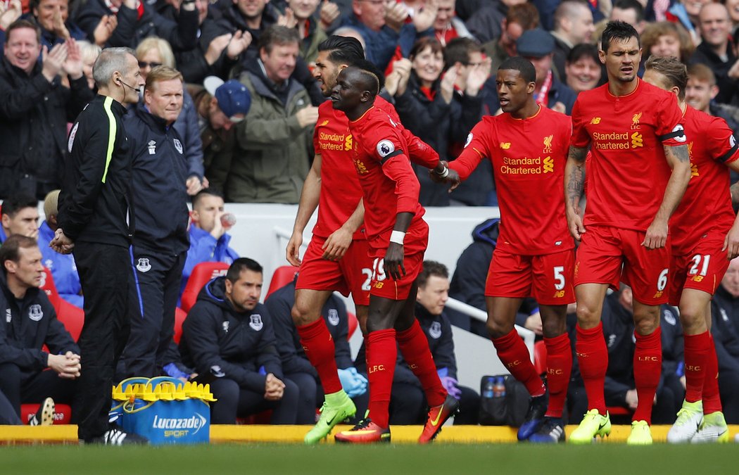 Fotbalisté Liverpoolu slaví gól Sadia Maného