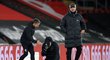 Dojatý Ralph Hasenhüttl na kolenou slaví výhru nad Liverpoolem, Jürgen Klopp se zlobil na rozhodčí