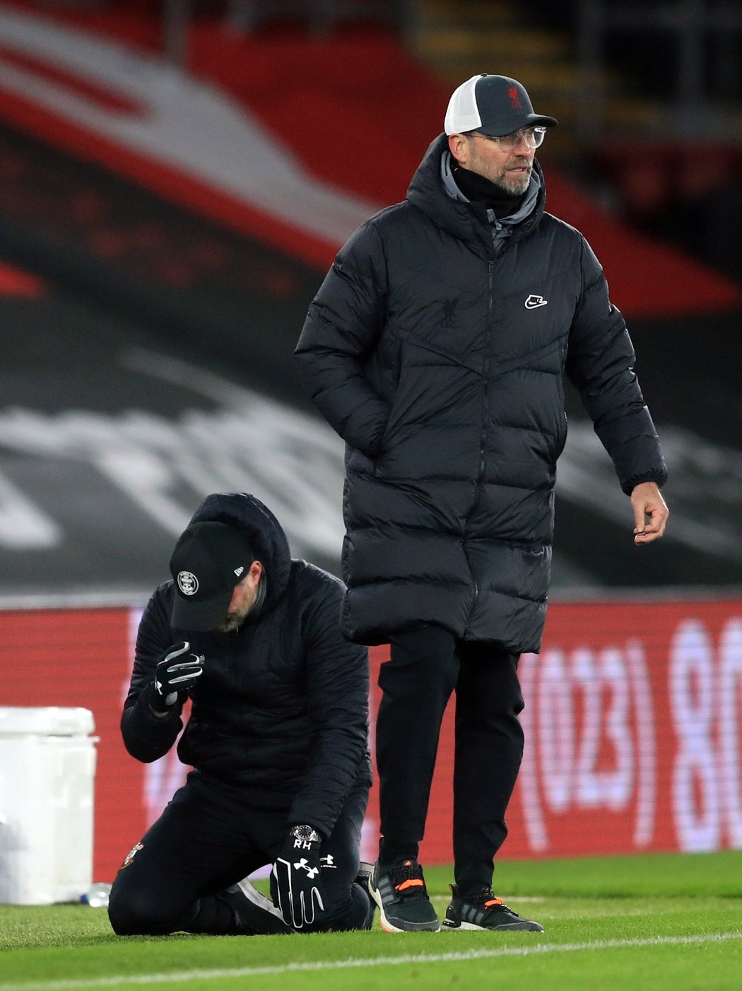 Dojatý Ralph Hasenhüttl na kolenou slaví výhru nad Liverpoolem, Jürgen Klopp se zlobil na rozhodčí