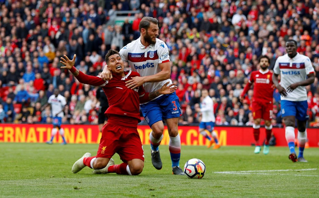 Roberto Firmino žádal u hlavního sudího penaltu, ale neúspěšně