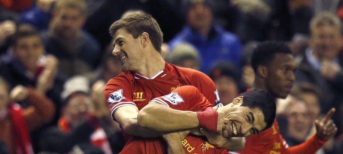 Steven Gerrard slaví s Luisem Suárezem gól proti Sunderlandu