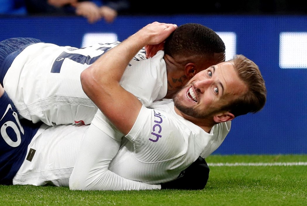 Harry Kane s Emersonem slaví trefu do sítě Liverpoolu