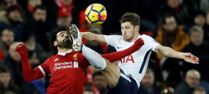 Pořádně ostrý souboj! Ben Davies odkopává balon těsně před obličejem Mohameda Salaha v duelu Tottenhamu s Liverpoolem