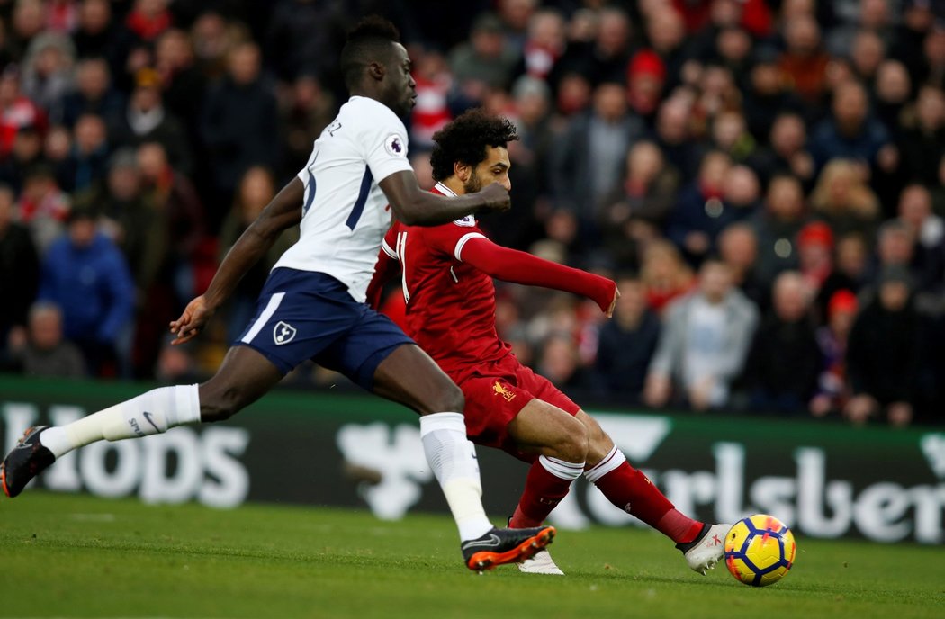 Mohamed Salah napřahuje a už ve 3. minutě střílí úvodní branku duelu s Tottenhamem