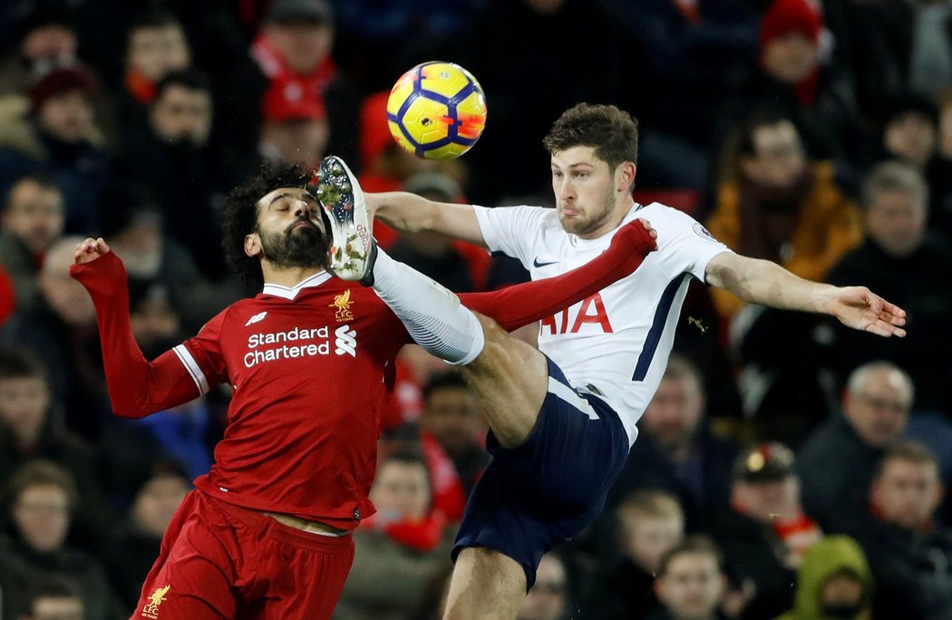 Pořádně ostrý souboj! Ben Davies odkopává balon těsně před obličejem Mohameda Salaha v duelu Tottenhamu s Liverpoolem