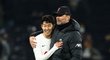 Jürgen Klopp se objímá po zápase s Son Heung-minem z Tottenhamu