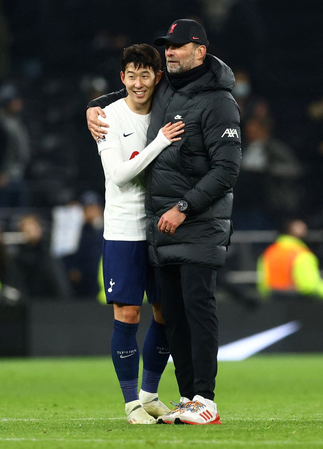 Jürgen Klopp se objímá po zápase s Son Heung-minem z Tottenhamu