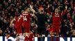 Fotbalisté Liverpoolu protestují proti odpískanému faulu Emre Cana na Bena Daviese z Tottenhamu