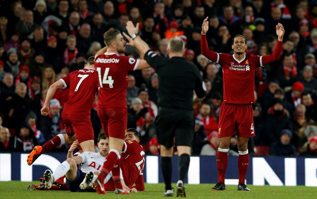 Fotbalisté Liverpoolu protestují proti odpískanému faulu Emre Cana na Bena Daviese z Tottenhamu