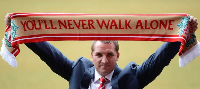 Nový kouč Liverpoolu Brendan Rodgers pózuje s klubovou šálou