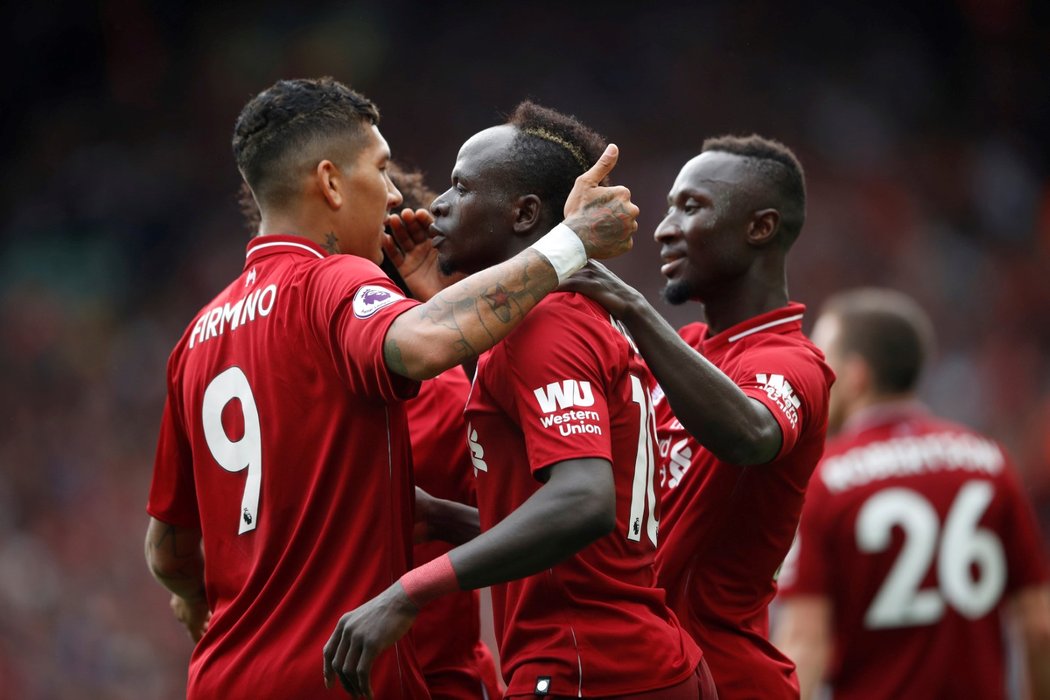 Fotbalisté Liverpoolu slaví jednu z branek proti West Hamu