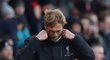 Německý manažer Liverpoolu Jürgen Klopp kráčí zklamaně ze hřiště po porážce od Bournemouthu.