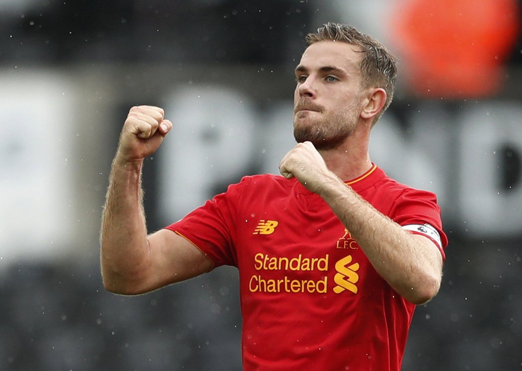 Liverpoolský Jordan Henderson slaví po vítězství na hřišti Swansea v Premier League.