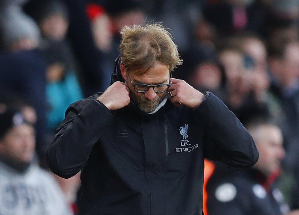 Německý manažer Liverpoolu Jürgen Klopp kráčí zklamaně ze hřiště po porážce od Bournemouthu.