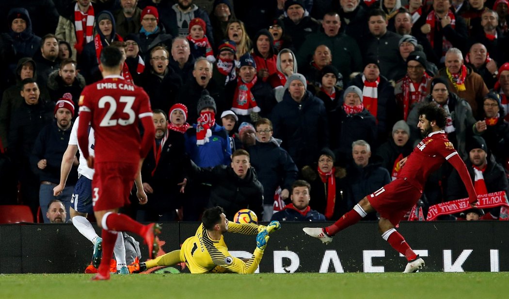 Mohamed Salah střílí v nastaveném čase gól na 2:1 v duelu s Tottenhamem