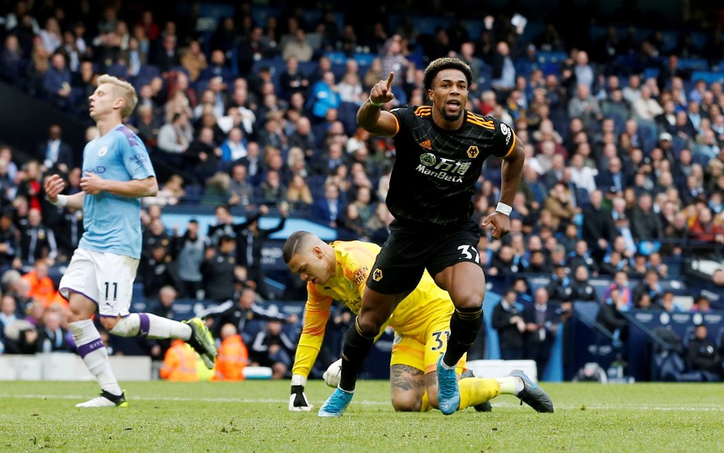 Útočník Adama Traore slaví úvodní a vítěznou trefu Bournemouthu do sítě Manchesteru City