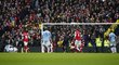 Sergio Agüero z Manchesteru City střílí gól do sítě Arsenalu