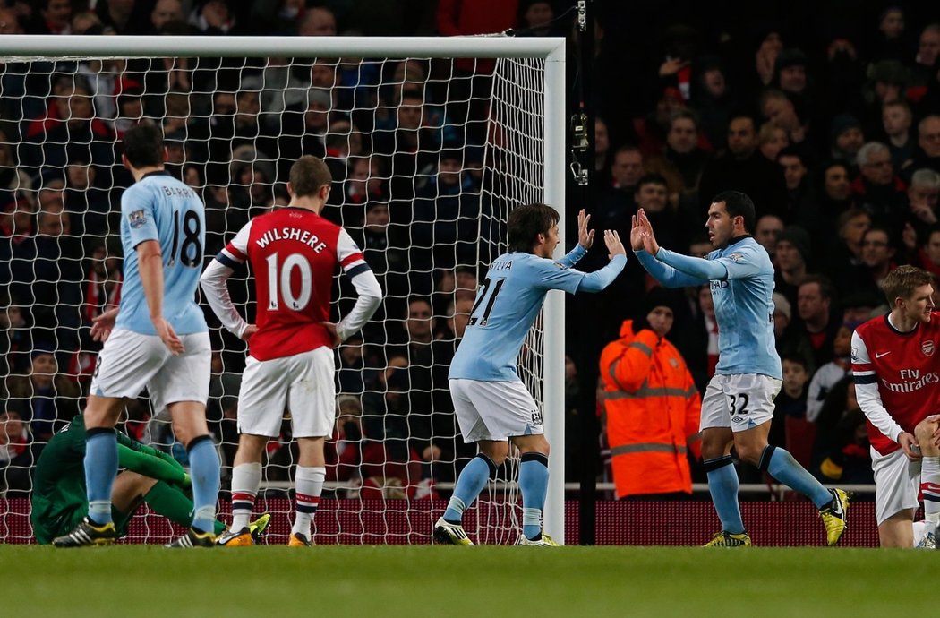 David Silva a Carlos Tevez se radují z Džekova gólu do sítě Arsenalu