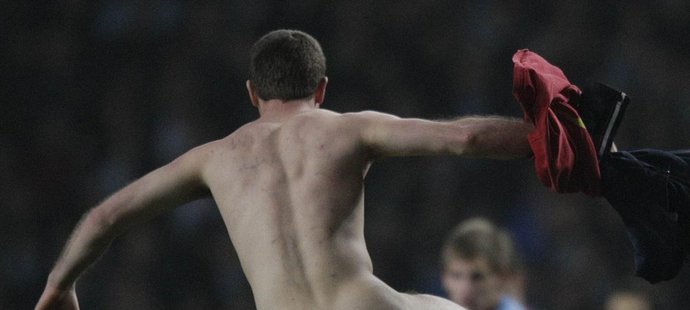 Zápas Aston Villy s Manchesterem City narušil naháč, který vnikl na hřiště
