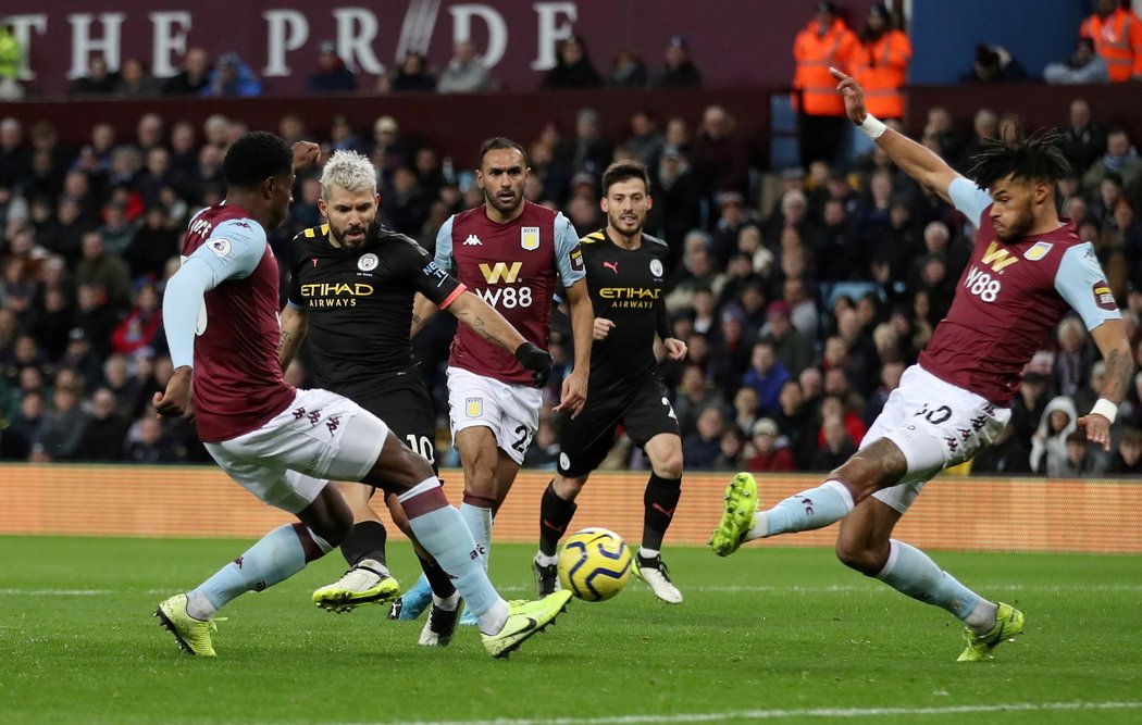 Sergio Agüero střílí pátý gól Manchesteru City do sítě Aston Villy