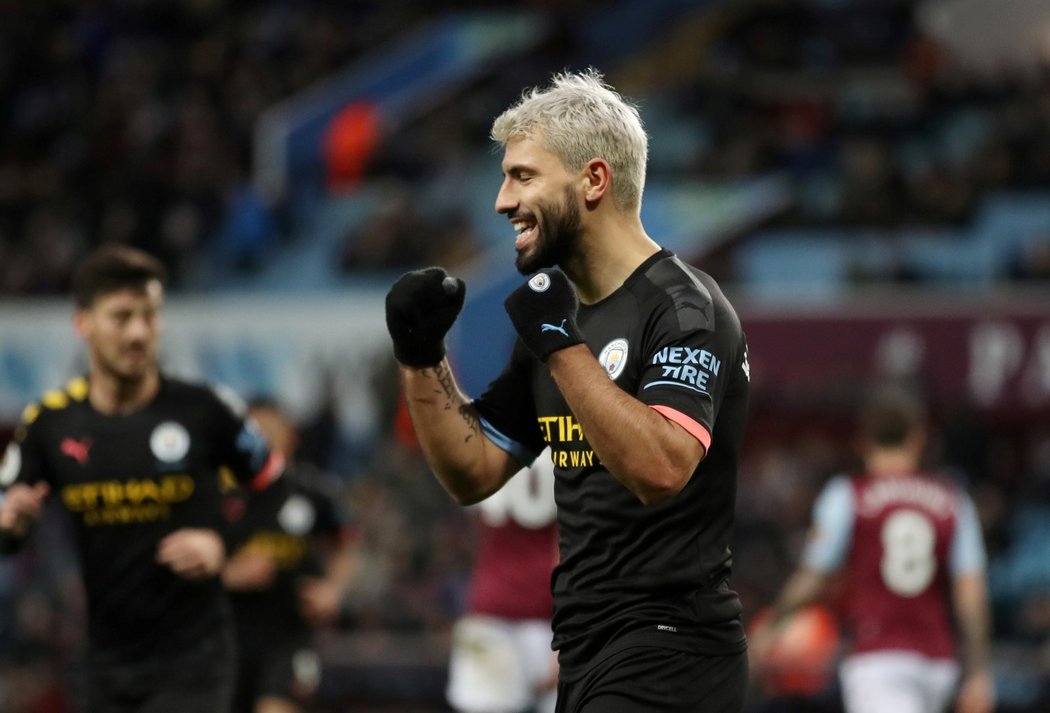 Sergio Agüero se raduje z gólu v zápase proti Aston Ville