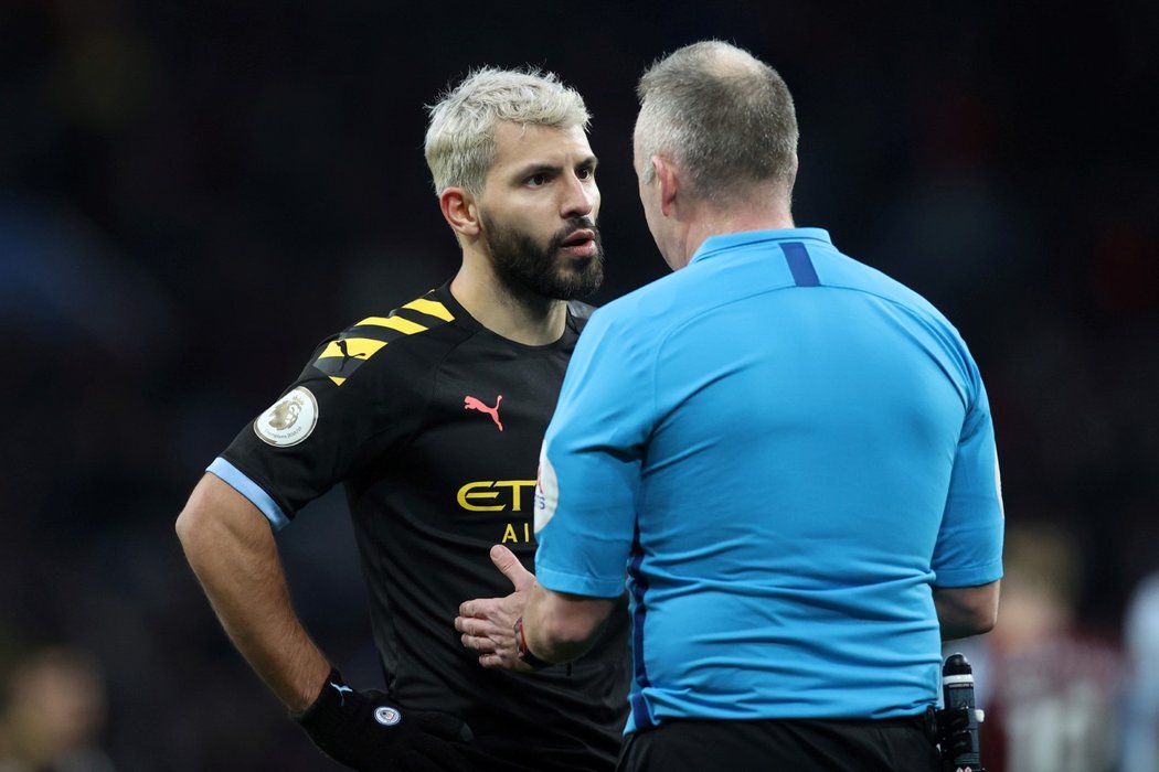 Sergio Agüero debatuje s rozhodčím v zápase Citizens s Aston Villou