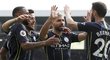 Fotbalisté Mancehsteru City slaví gól Bernarda Silvy do sítě Fulhamu