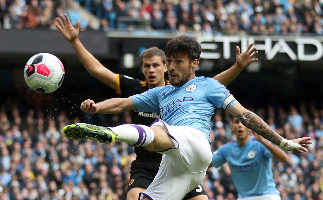 Střela v podání záložníka Davida Silvy při duelu Macnhesteru City s Wolves (0:2)