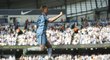 Kevin De Bruyne v návalu radosti letí vzduchem poté, co Manchester City vstřelil gól do sítě Bournemouthu v utkání Premier League.