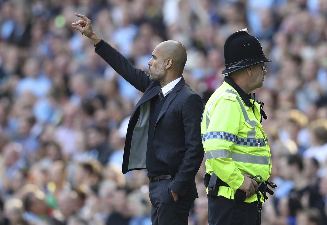 Trenér Manchesteru City Pep Guardiola během duelu Premier League s Bournemouthem.