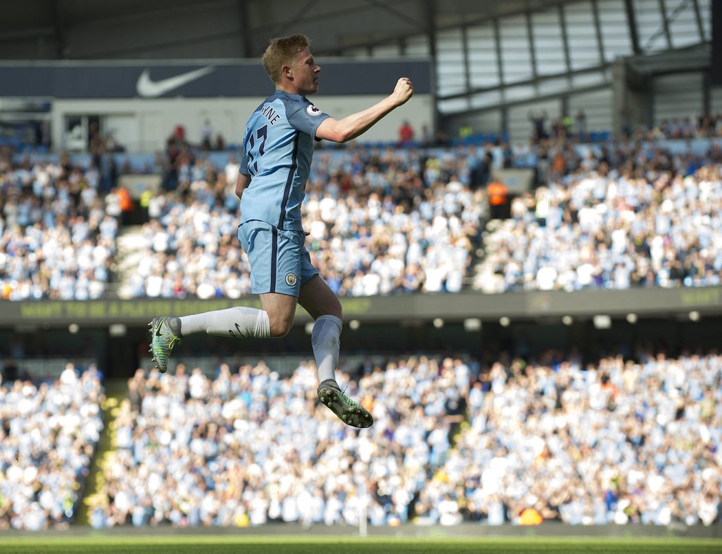 Kevin De Bruyne v návalu radosti letí vzduchem poté, co Manchester City vstřelil gól do sítě Bournemouthu v utkání Premier League.