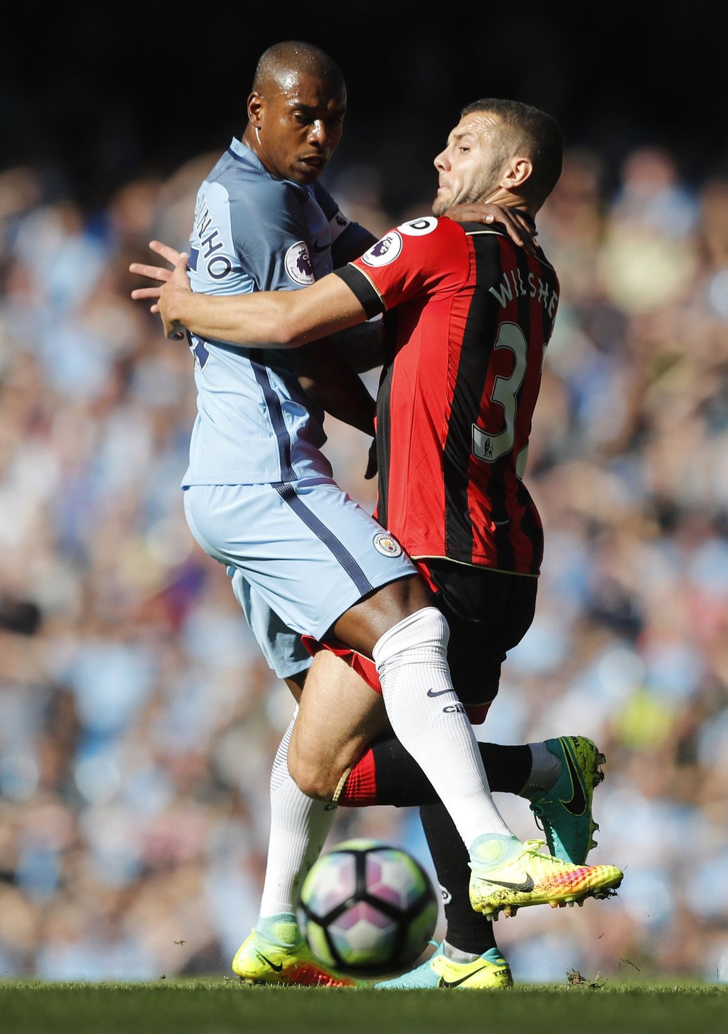 Fernandinho z Manchesteru City v ostrém střetu s Jackem Wilsherem z Bournemouthu v utkání Premier League.