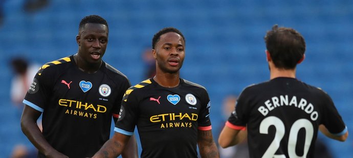 Fotbalisté Manchesteru City oslavují branku v utkání s Brightonem