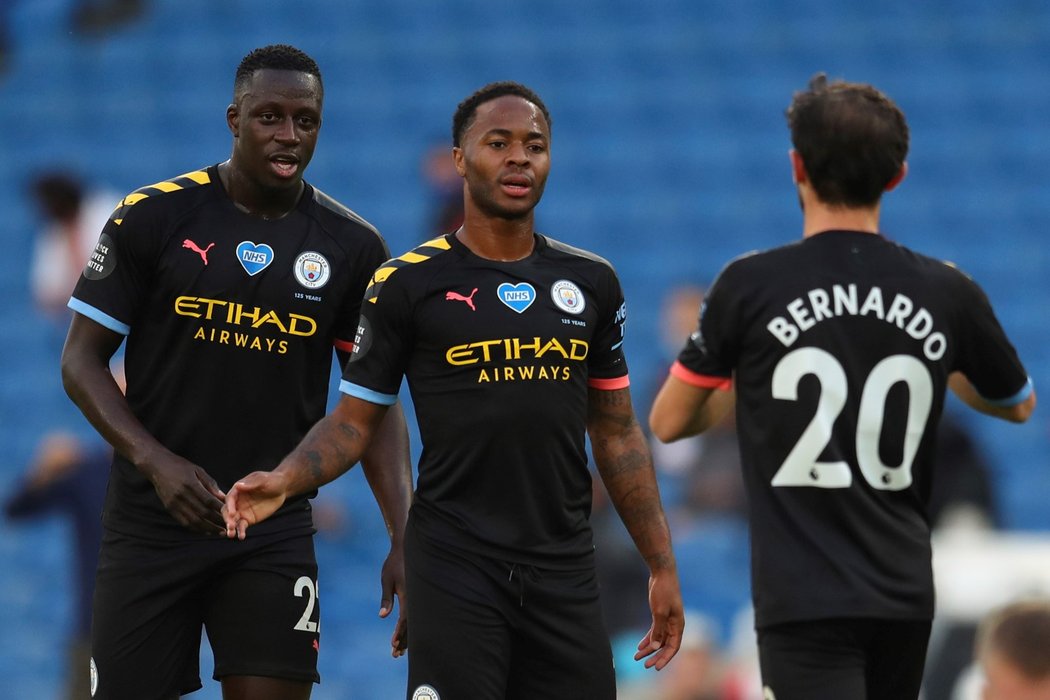 Fotbalisté Manchesteru City oslavují branku v utkání s Brightonem