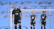 Zklamaný Matěj Vydra a jeho spoluhráči během zápasu s Manchesterem City