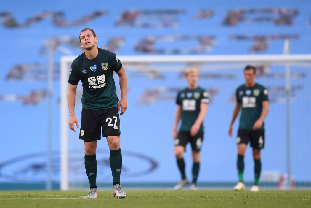 Zklamaný Matěj Vydra a jeho spoluhráči během zápasu s Manchesterem City