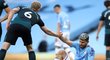 Útočník Manchesteru City Sergio Agüero v utkání s Burnley, kde si vážně poranil koleno