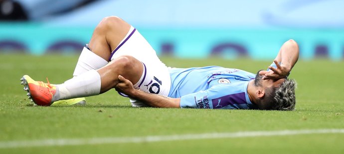 Útočník Manchesteru City Sergio Agüero v utkání s Burnley, kde si vážně poranil koleno