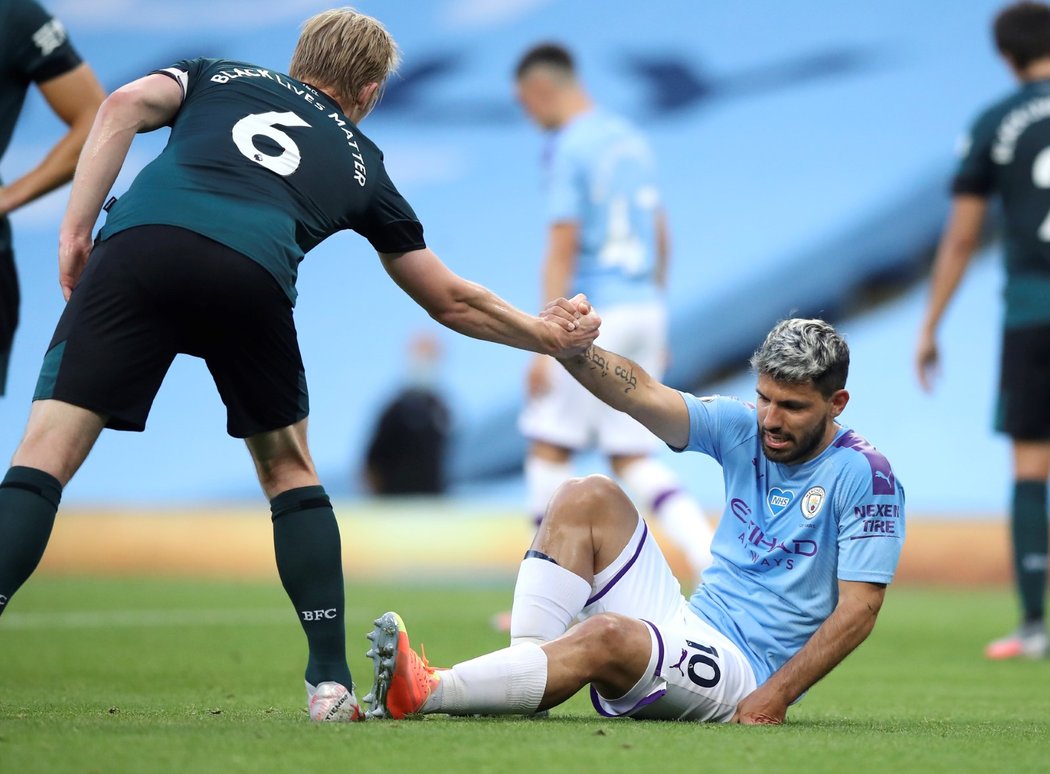 Útočník Manchesteru City Sergio Agüero v utkání s Burnley, kde si vážně poranil koleno